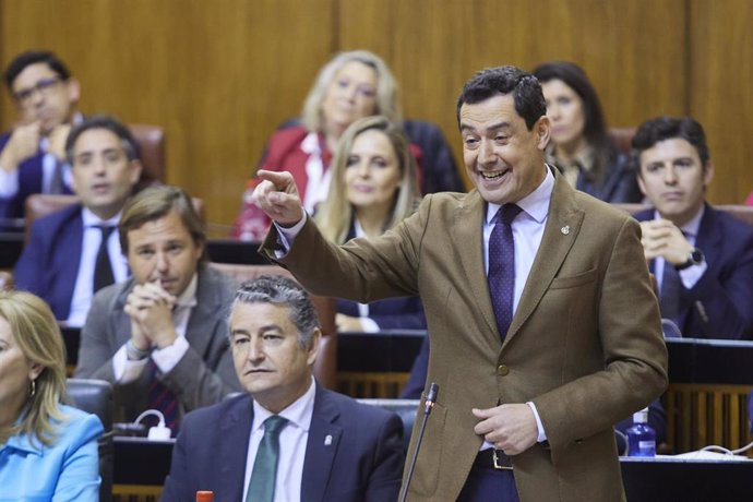 El presidente de la Junta de Andalucía, Juanma Moreno, responde a la pregunta del secretario general del PSOE de Andalucía y Portavoz del Grupo Parlamentario Socialista, Juan Espadas, durante la segunda jornada del Pleno del Parlamento andaluz en el Par