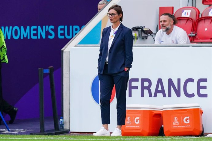 Archivo - Corinne Diacre durante un partido de la selección francesa en la Eurocopa Femenina de 2022