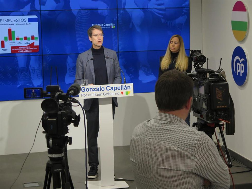 El candidato a la Presidencia, Gonzalo Capellán, junto a la responsable de Mujer, Juventud, Igualdad y deporte del Comité de Campaña, Marta Fernández