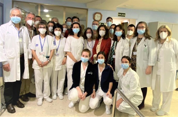 Foto de familia de los profesionales del centro periférico de diálisis Perpetuo Socorro y Nefrología con delegada de Salud y Consumo.