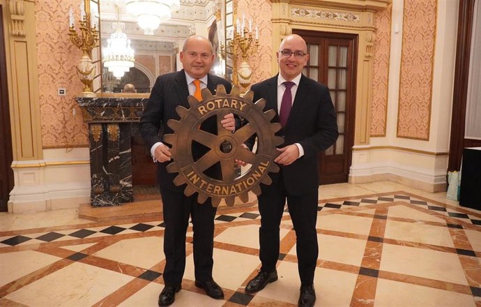 Rotary Club Sevilla Corporate celebra una cata sobre 'Los vinos de nuestra vida' de la mano de Carlos Montero.