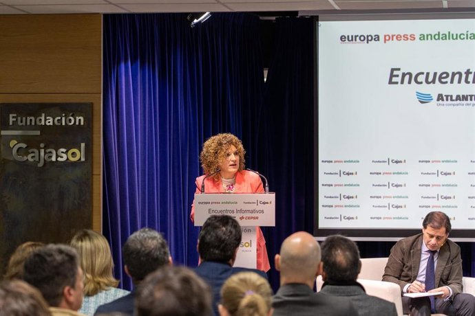 La presidenta de la Diputación de Huelva, María Eugenia Limón interviene durante el encuentro informativo de Europa Press Andalucía en colaboración con al Fundación Cajasol.