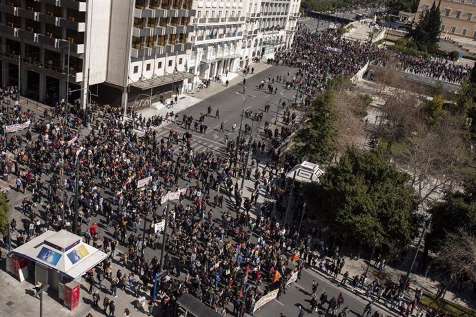 Protesta en Atenas por el choque de dos trenes en el norte del país