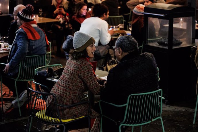 Archivo - Dos personas en una terraza en la Plaza de Santa Ana