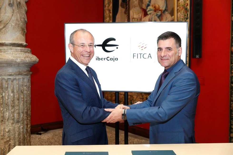 El director territorial de Ibercaja en Aragón, Antonio Lacoma, y el presidente de la Federación de Industrias Textiles y de la Confección de Aragón, Luis Aparicio, en la firma del convenio de colaboración.