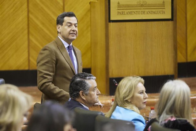 El presidente de la Junta de Andalucía, Juanma Moreno, responde a preguntas de los grupos parlamentarios en la sesión plenaria de este jueves.