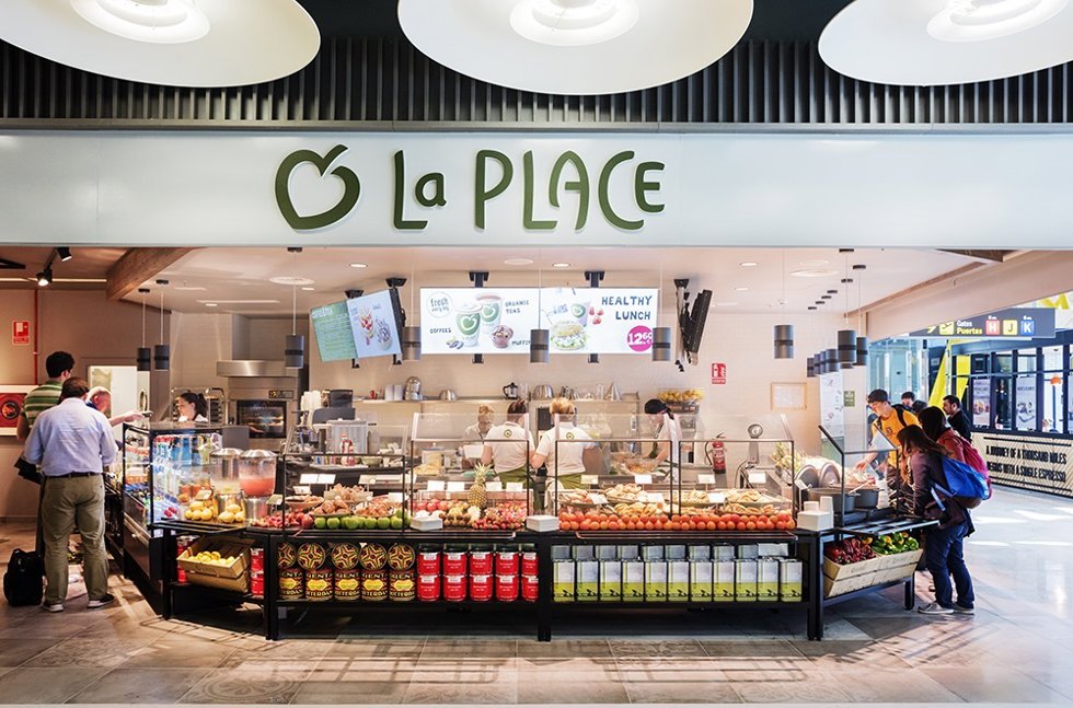 Archivo - La Place en el aeropuerto de Madrid-Barajas