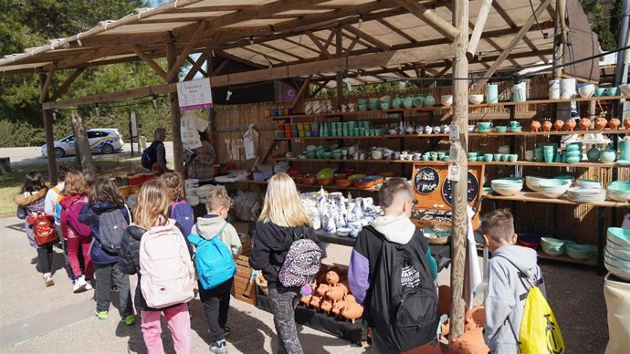 Unos 1.600 escolares visitan la Fira del Fang de Marratxí.