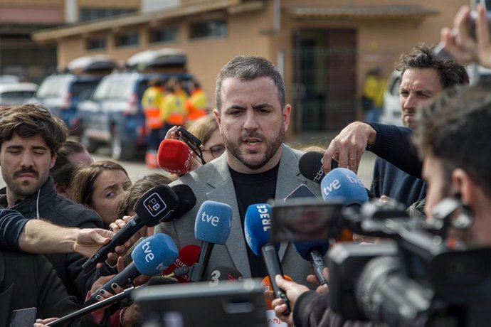 El alcalde de Súria (Barcelona), Albert Corberó, hace declaraciones a la prensa tras un desprendimiento en la mina de Iberpotash en Cabanasses de Súria (Barcelona) que ha dejado tres muertos.