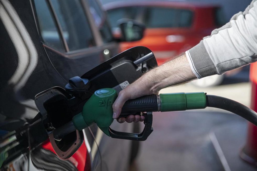 Archivo - Una persona llena el depósito de un coche en una gasolinera. 