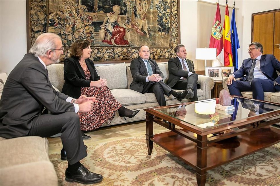 La consejera de Economía, Empresas y Empleo, Patricia Franco; el alcalde de Albacete, Emilio Sáez; el presidente de Stadler, Íñigo Parra; y el director de Desarrollo de Negocio y Comunicación de Stadler, Juan Delgado.
