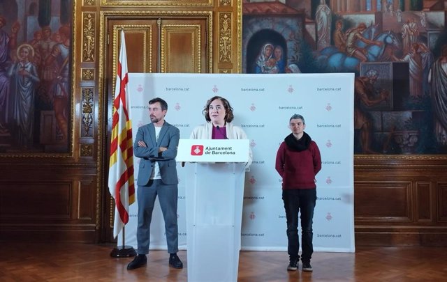 La alcaldesa de Barcelona, Ada Colau, junto al concejal de Derechos de Ciudadanía, Marc Serra, y la de Vivienda, Lucia Martín, en rueda de prensa.