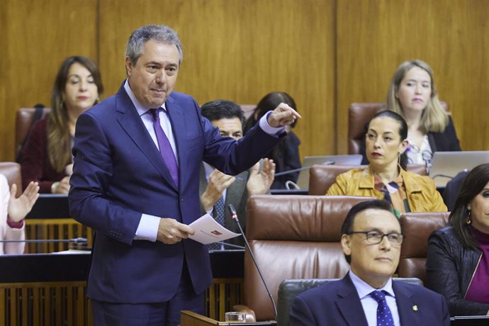 El secretario general del PSOE de Andalucía y Portavoz del Grupo Parlamentario Socialista, Juan Espadas, realiza pregunta de control al presidente de la Junta de Andalucía, Juanma Moreno, durante la segunda jornada del Pleno del Parlamento andaluz en el