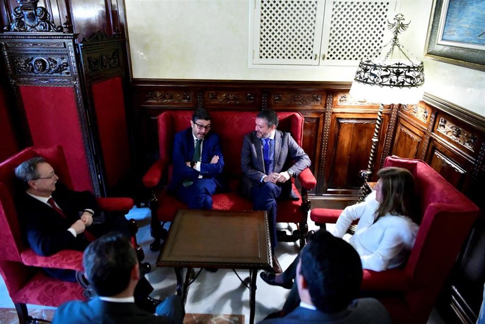 El presidente de Ceuta, Juan Jesús Vivas (1i); el presidente de Puertos del Estado, Álvaro Rodríguez Dapena (2i), y el presidente del Puerto de Ceuta, Juan Manuel Doncel (3i), durante una reunión en el Palacio Autonómico de Ceuta
