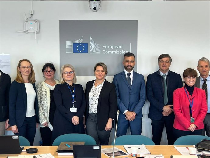 La consejera de Agricultura, Ganadería y Pesca del Gobierno de Canarias, Alicia Vanoostende (centro), en un encuentro con la Comisión Europea