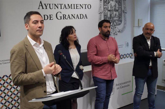 Rueda de prensa presidida por el concejal de Turismo y Comercio de Granada, Eduardo Castillo.