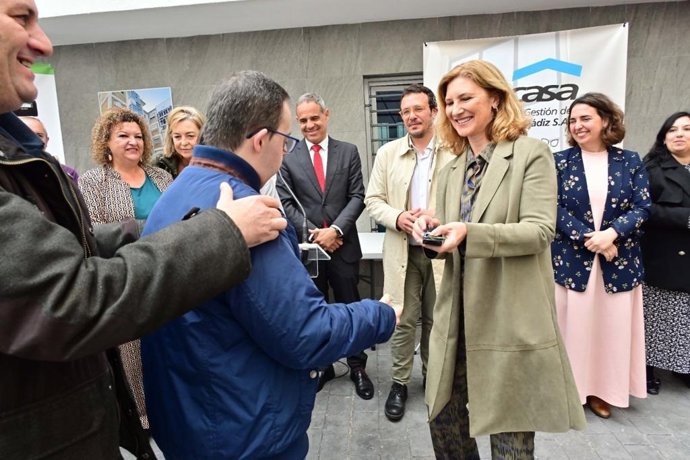 Entrega de llaves de viviendas en la calle Doctor Marañón de Cádiz.