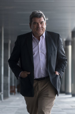 El ministro de Inclusión, Seguridad Social y Migraciones, José Luis Escrivá, a su llegada a una rueda de prensa para presentar los datos de la acogida a las personas desplazadas por la guerra de Ucrania, en el Centro de Recepción, Atención y Derivación 