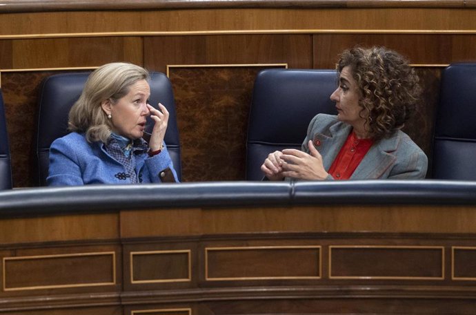 La vicepresidenta primera y ministra de Asuntos Económicos y Transformación Digital, Nadia Calviño (i), y la ministra de Hacienda y Función Pública, María Jesús Montero (d)