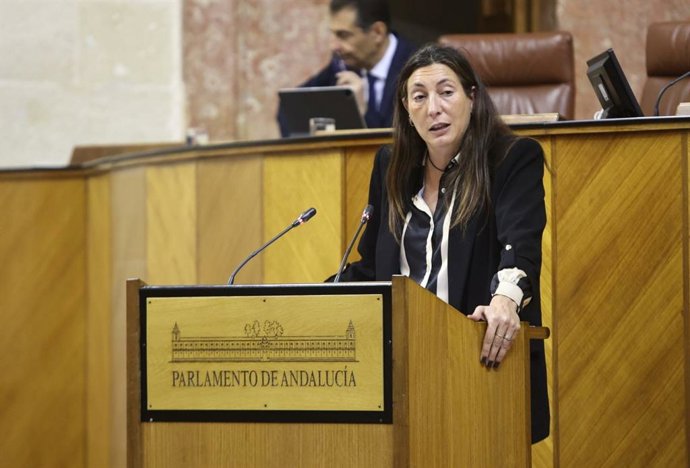 La consejera de Inclusión Social, Loles López, este jueves en el Pleno del Parlamento durante una interpelación del PSOE.