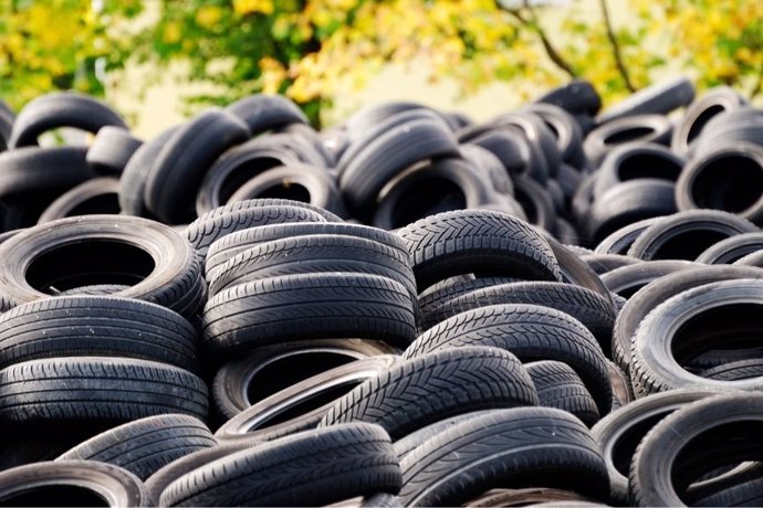 Archivo - Enac certificará el fin de condición de residuo de los neumáticos usados y otros materiales.