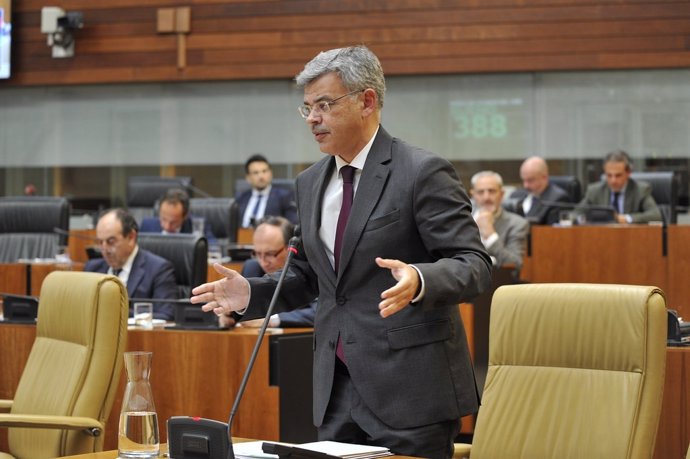 El portavoz de la Junta de Extremadura, Juan Antonio González, en el pleno de la Asamblea