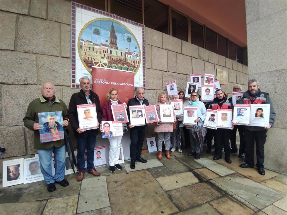 Concentración de familiares de personas desaparecidas, junto a personal de la Asociación Provincial de voluntarios de Protección Civil y Emergencias, ante el Ayuntamiento de Córdoba.