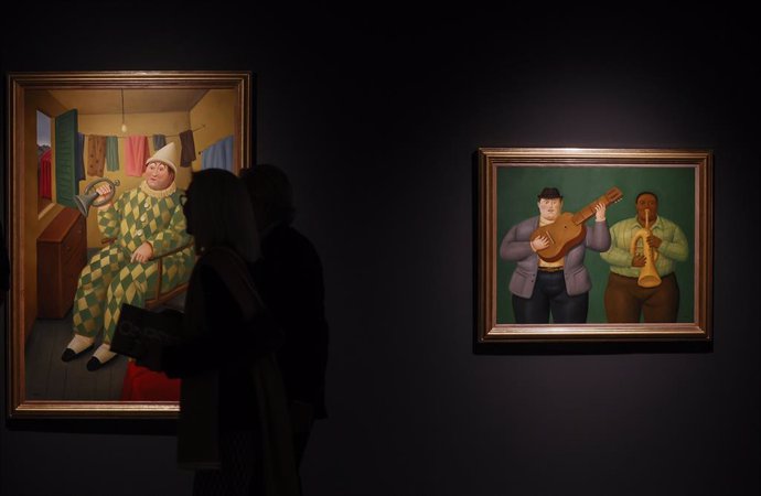 Un visitante observa una de las obras de la exposición Sensualidad y melancolía del artista Fernando Botero, a 9 de marzo de 2023, en Valencia, Comunidad Valenciana (España). Esta exposición trata de la primera retrospectiva en Valncia del artista co