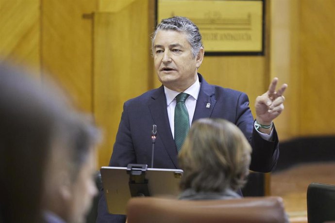 El consejero de Presidencia, Interior y Diálogo Social de la Junta de Andalucía, Antonio Sanz, responde a una pregunta oral durante la segunda jornada del Pleno del Parlamento andaluz en el Parlamento de Andalucía, a 9 de marzo de 2023 en Sevilla (Andal