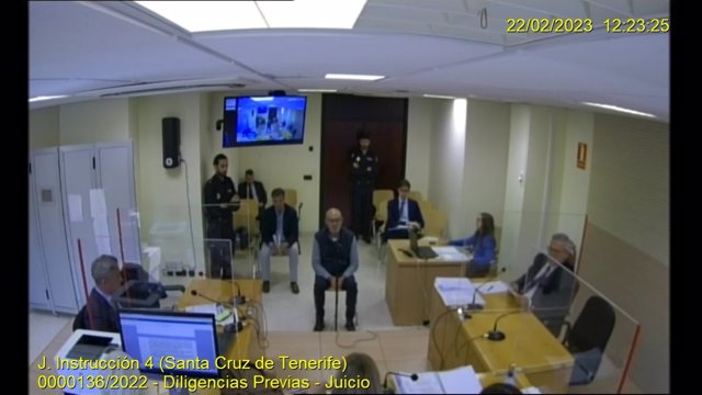 El diputado del PSOE, Juan Bernardo Fuentes, interviene en una sesión plenaria extraordinaria en el Congreso. 