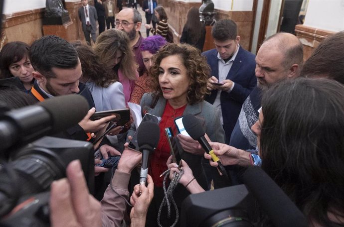 La ministra de Hacienda y Función Pública, María Jesús Montero, atiende a medios a su llegada a una sesión plenaria en el Congreso de los Diputados, a 9 de marzo de 2023, en Madrid 