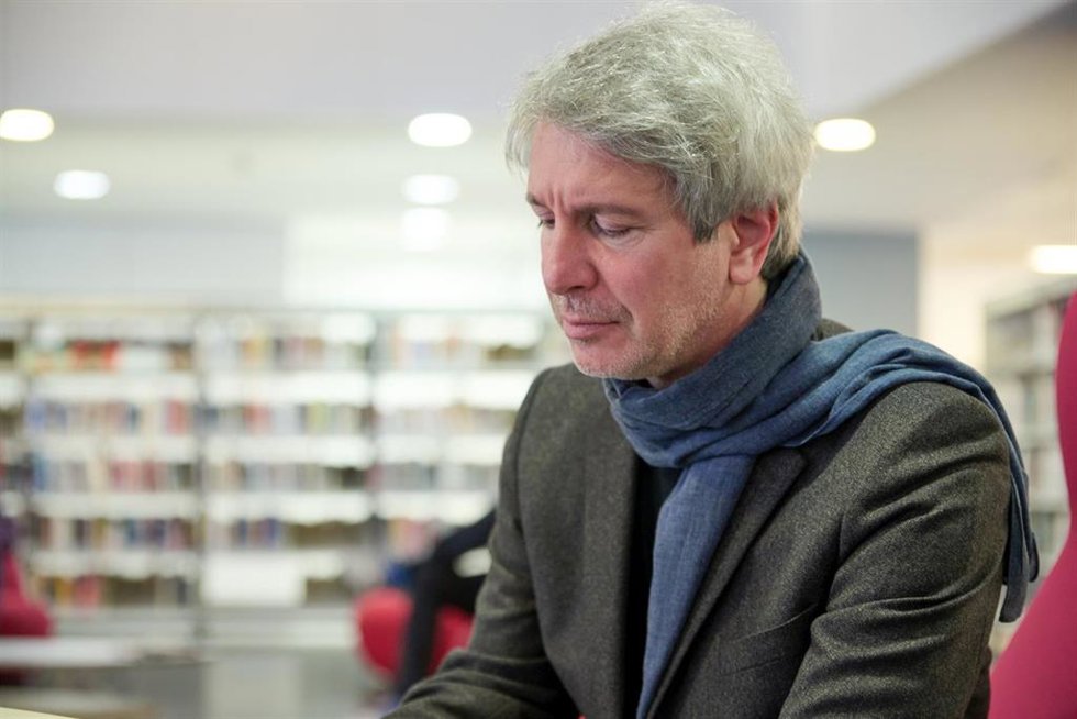 El escritor francés Éric Vuillard posa durante la presentación de su novela 'Una salida honrosa', en la Biblioteca Centelles, a 9 de marzo de 2023, en Barcelona