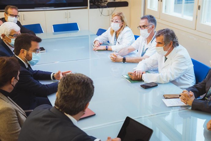El president del Govern, Pere Aragons, amb l'equip directiu de l'Hospital Clínic