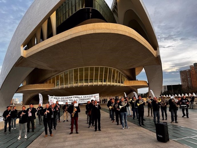 La Banda Municipal de Valncia (BMV) se manifiesta a las puertas del Palau de les Arts