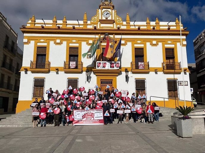 Archivo - Miembros de la plataforma contra la macrogranja en Bailén frente al Ayuntamiento/Archivo