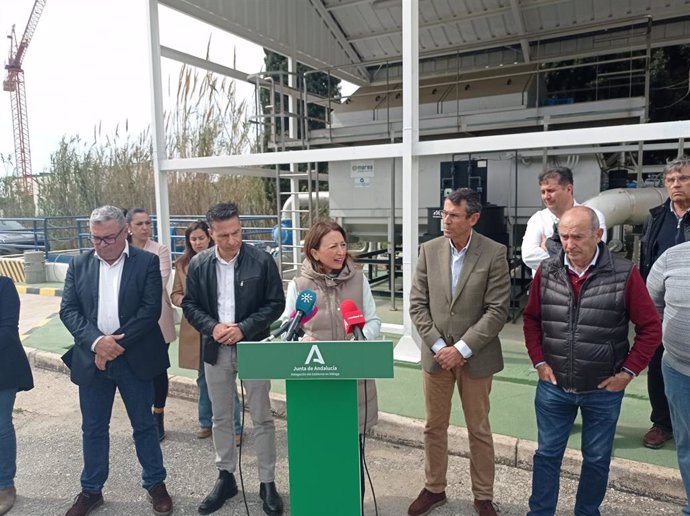 La delegada del Gobierno andaluz en Málaga, Patricia Navarro, ha visitado la Estación Depuradora de Aguas Residuales (EDAR) de Torrox-Iara