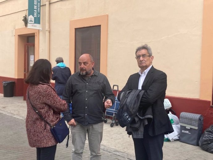 El portavoz del grupo municipal de VOX en el Ayuntamiento de Zaragoza, Julio Calvo, y la concejal de VOX, Carmen Rouco, visitan el albergue municipal
