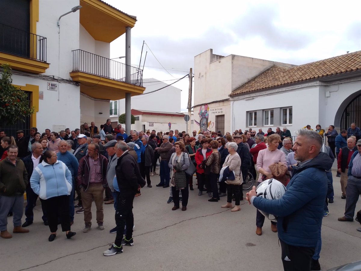 Vecinos de La Roda (Sevilla) exigen cubrir las bajas en el ambulatorio: ¿Quién va a vivir en un pueblo sin servicios? 