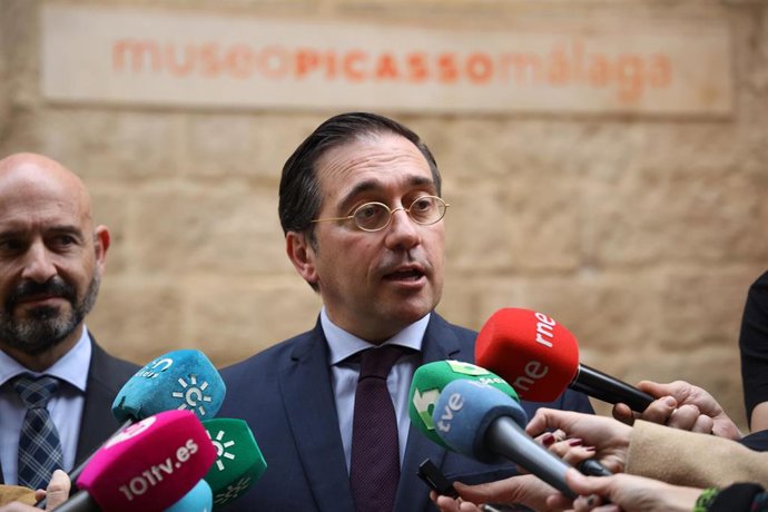 El ministro de Asuntos Exteriores, Unión Europea y Cooperación, José Manuel Albares (c), atiende a los medios en su visita el Museo Picasso Málaga.