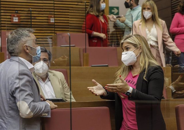 Archivo - (I-D) Los diputados del PP en Les Corts Miguel Barrachina, Alfredo Castelló y Eva Ortiz, durante una sesión parlamentaria