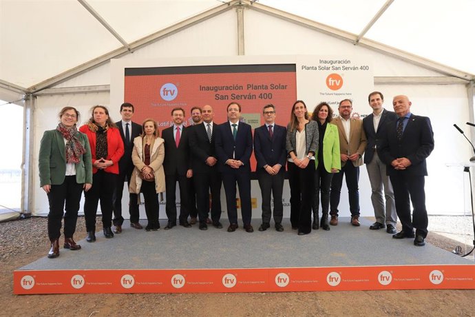Autoridades asistentes a la inauguración del proyecto solar de FRV en Mérida.