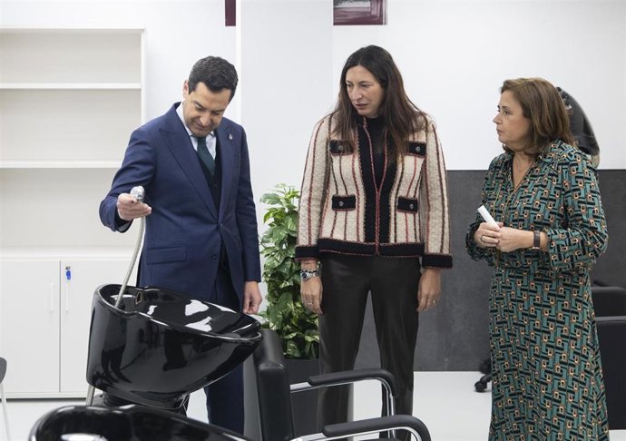 El presidente de la Junta, Juanma Moreno, junto a la consejera Loles López en el centro de participación activa de Heliópolis