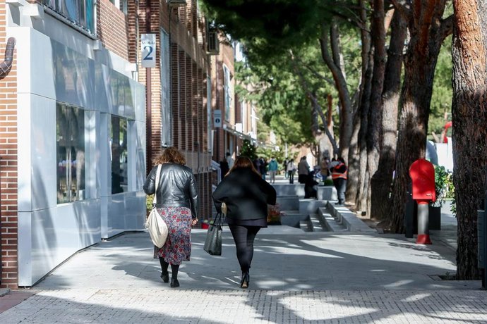 Archivo - Varios mujeres caminan en Pozuelo de Alarcón, Madrid (España).