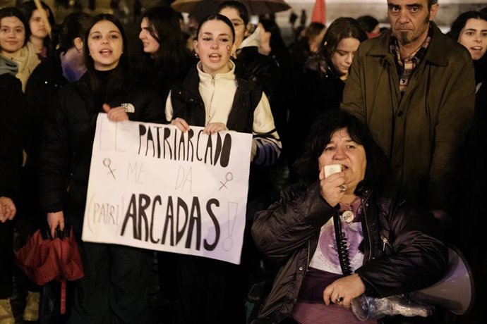 Varias mujeres protestan con carteles durante una manifestación convocada por Plataforma Feminista Galega, por el 8M.