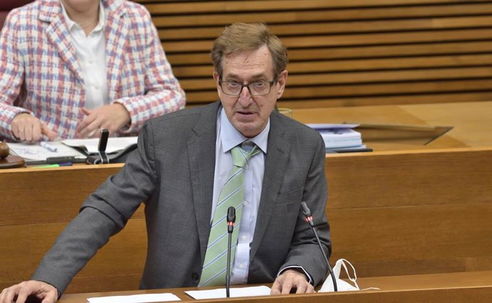 Archivo - El conseller de Sanitat, Miguel Mínguez, en imatge d'arxiu