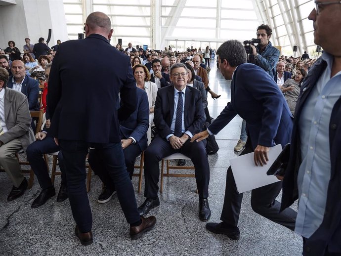 Archivo - El 'president' de la Generalitat, Ximo Puig (c), saluda al presidente de la Diputación de Alicante, Carlos Mazón (2d), en una cumbre municipal