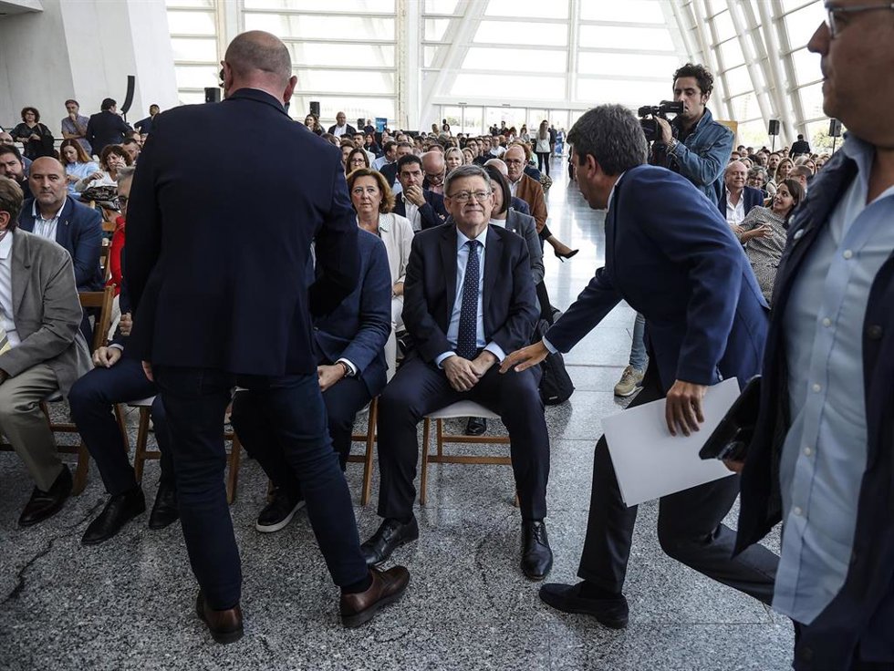 Archivo - El 'president' de la Generalitat, Ximo Puig (c), saluda al presidente de la Diputación de Alicante, Carlos Mazón (2d), en una cumbre municipal