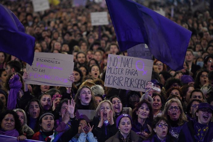 Miles de mujeres durante una manifestación convocada por la Comisión 8M, por el 8M, Día Internacional de la Mujer, a 8 de marzo de marzo de 2023, en Madrid (España).  El Día Internacional de la Mujer vuelve a visibilizar la división del feminismo en Esp