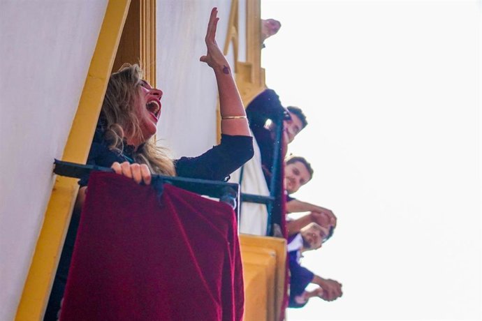 Archivo - Una saetera en el balcón de la Hermandad de la Esperanza de Triana, en la Semana Santa en Sevilla 2022. 