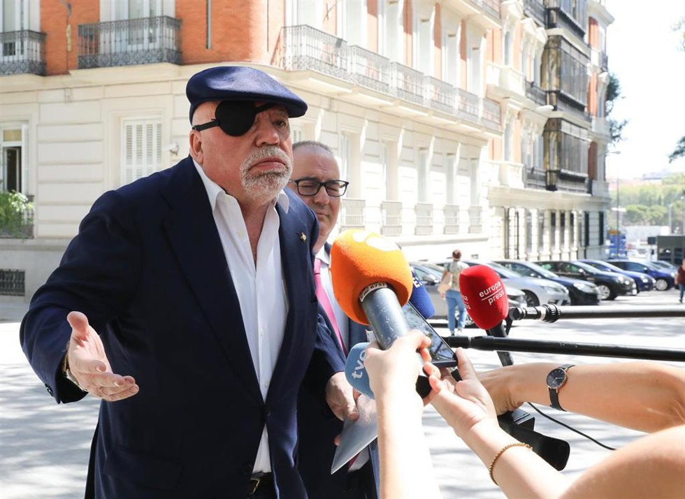 Archivo - El comisario jubilado de la Policía José Manuel Villarejo atiende a los medios a la salida del reconocimiento médico en la Audiencia Nacional.